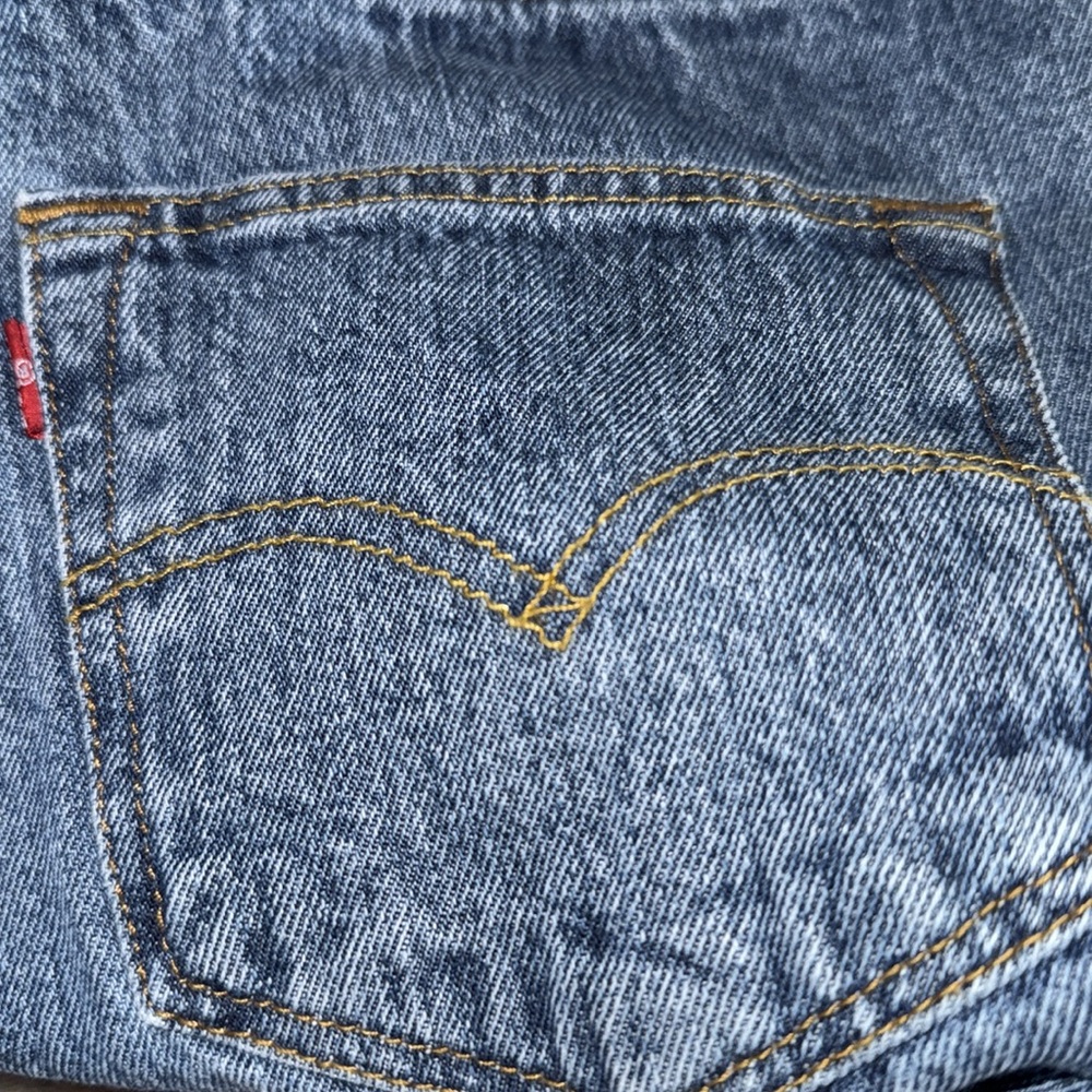 Levi's 501 Blue Denim Jeans with Leather Patch and Durable Stitching - Picture 4 of 5